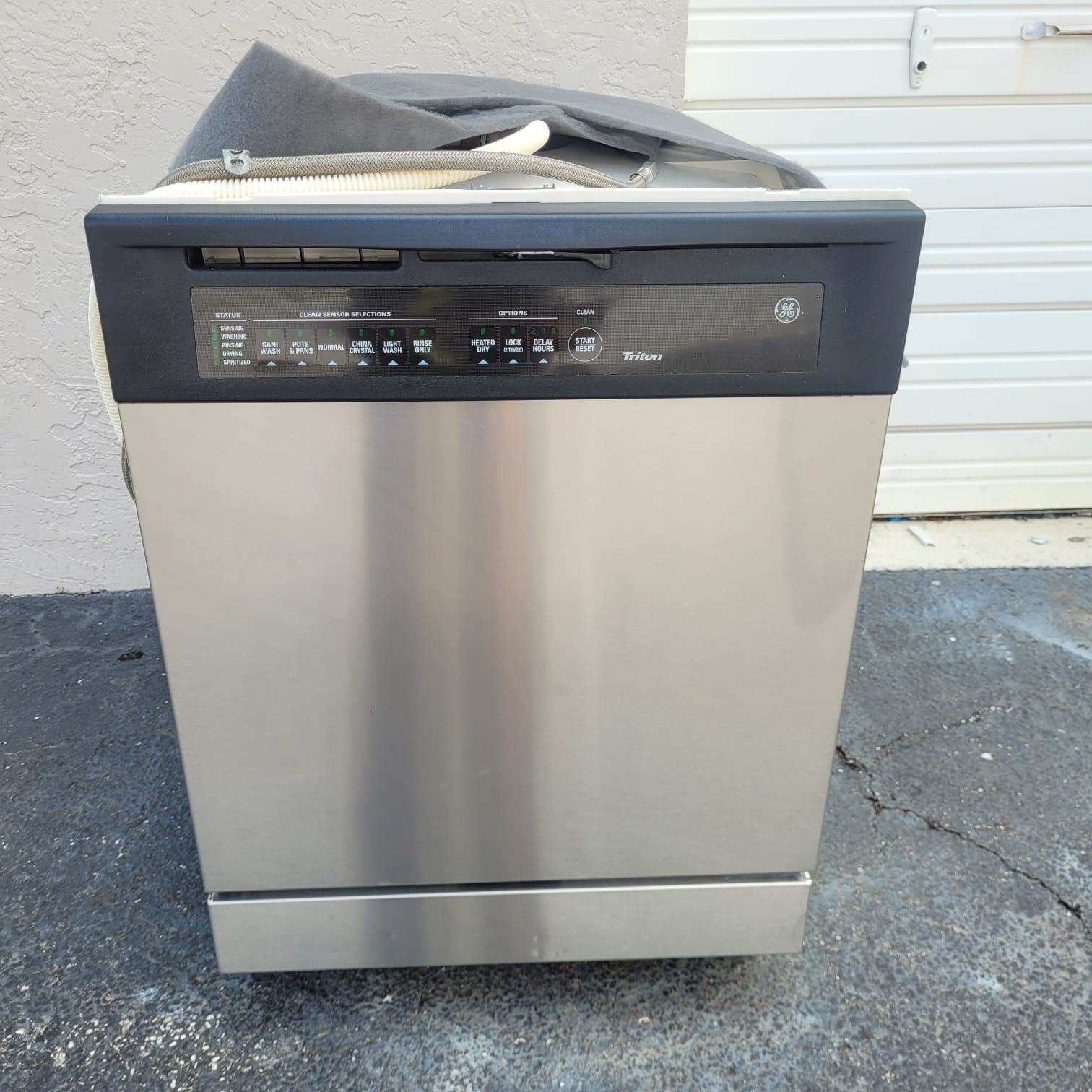 GE Black Stainless Steel Dishwasher GE Black Stainless Steel Dishwasher